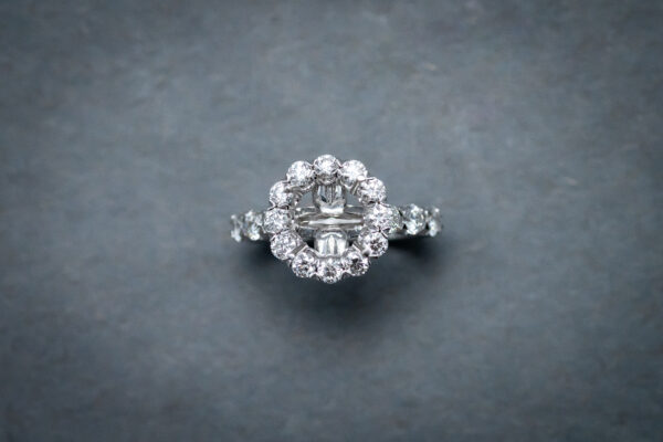 18k White Gold Diamond engagement ring