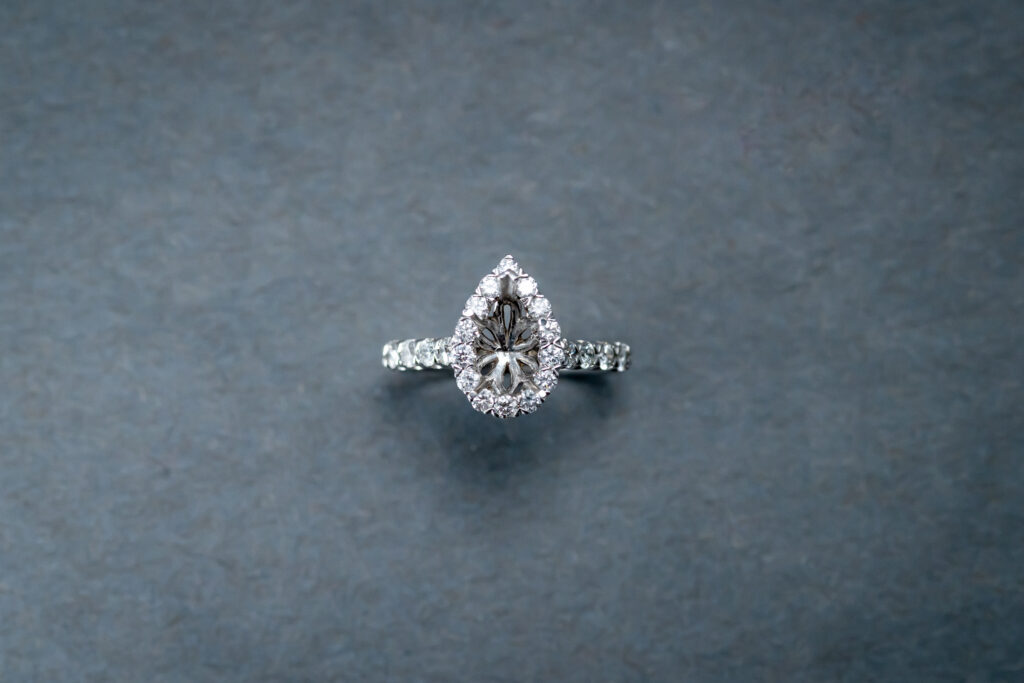 18k White Gold tear-shaped Diamond ring 