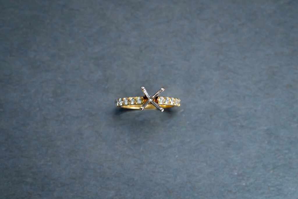 Semi-mounted x-shaped Silver and Gold ring 