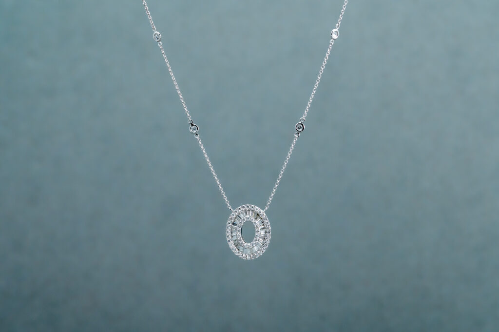 A Silver necklace with an oval-shaped bead