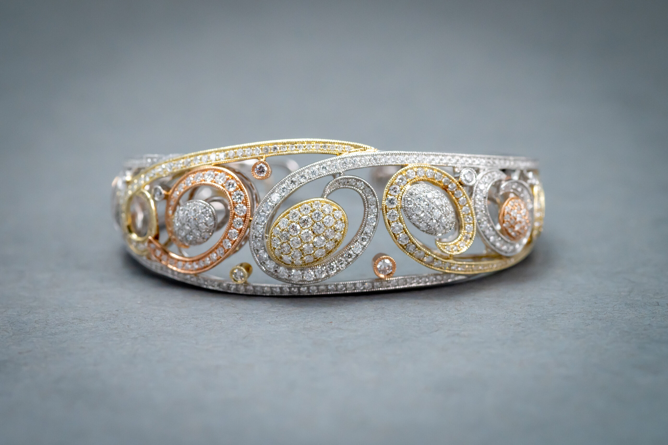 Infinity link diamond-cut center 3-tone bracelet for ladies