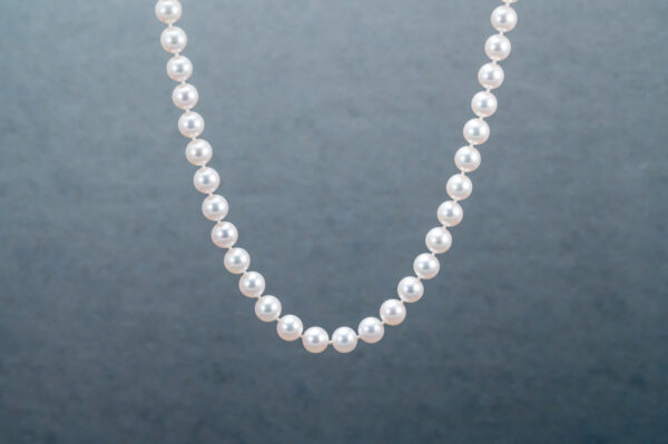 A necklace made up of Cultured Pearls measuring 8.5-9 MM 