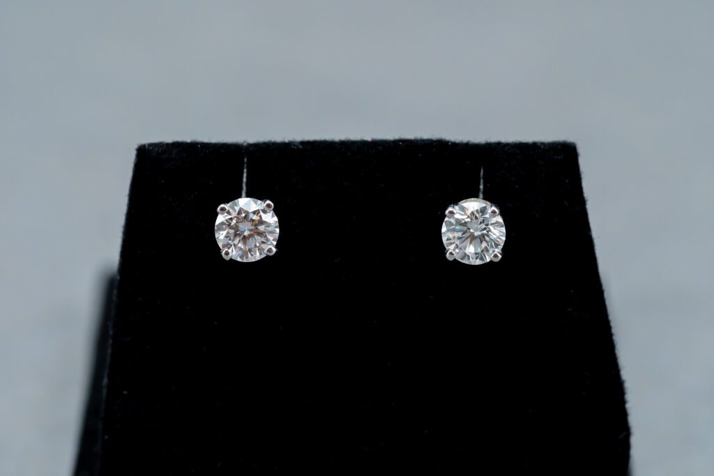 A unique set of 14k White Gold Diamond stud earrings 