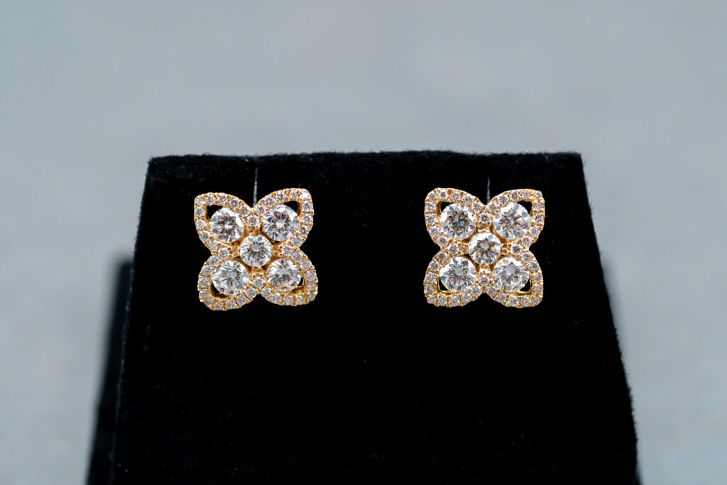 18k Yellow Gold Diamond Cluster Stud earrings 