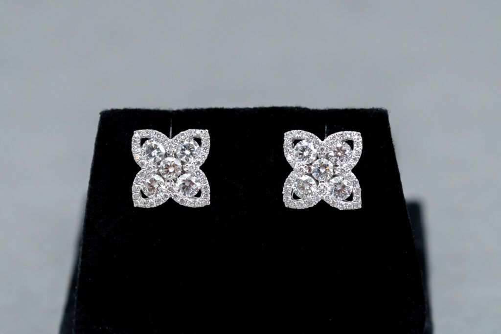 An 18k White Gold Diamond stud earrings 