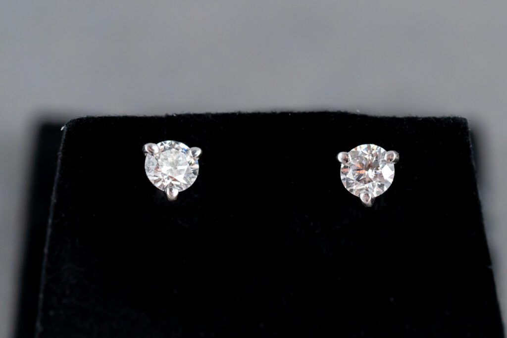 An exquisite set of 14k White Gold Diamond stud earrings