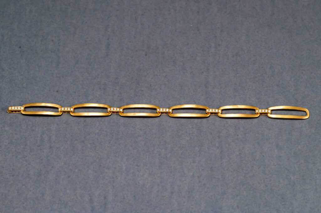 A close up of the chain on a gray background