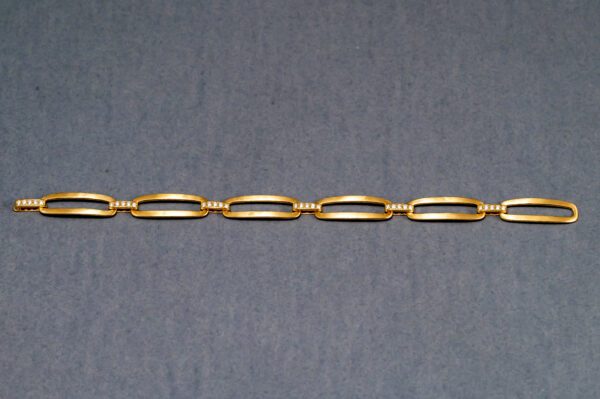 A close up of the chain on a gray background