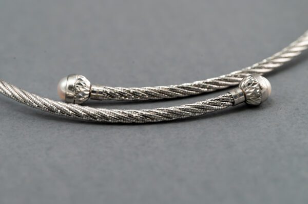 A close up of the end of an adjustable bracelet