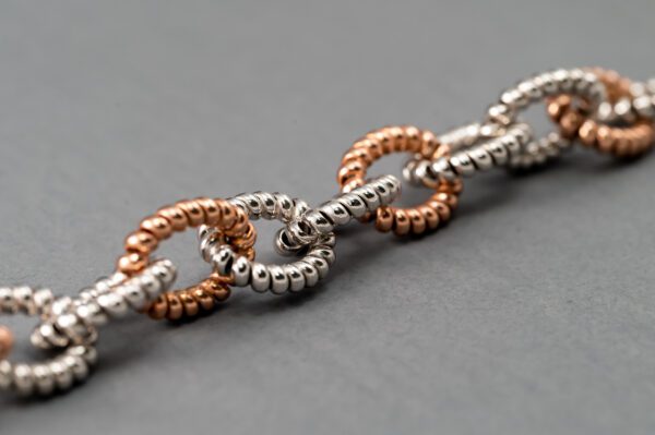 A close up of the chain links on a necklace