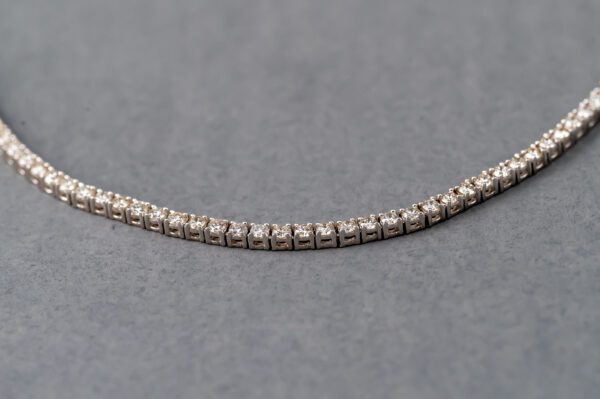 A close up of the side view of a necklace