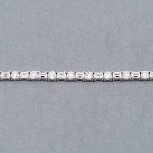 A close up of the side of a chain
