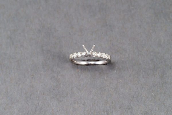 A diamond ring with a band on top of it.
