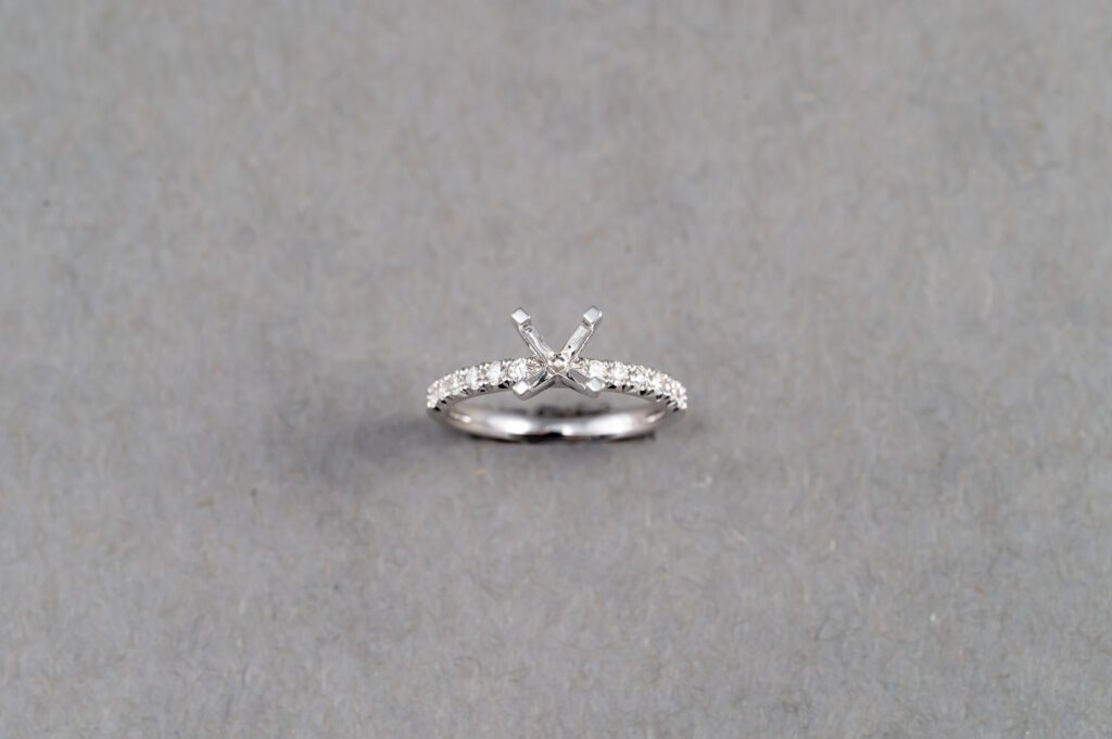 A diamond ring with a band on top of it.