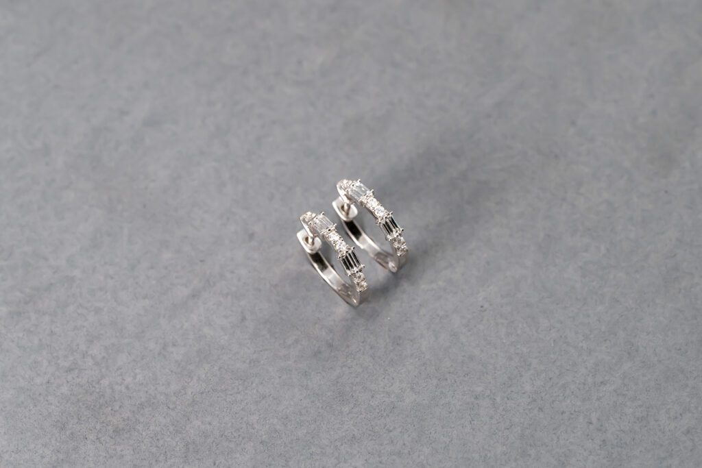 18k White Gold Diamond Huggie Earring