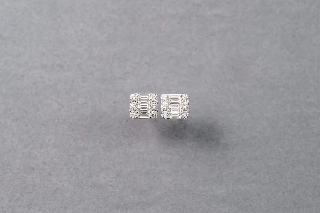 18k White Gold Diamond Cluster Stud Earrings